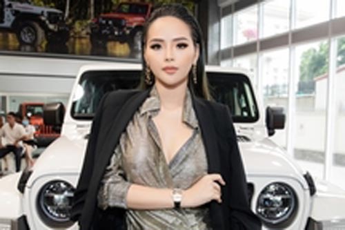 Lại Hương Thảo đeo đồng hồ 800 triệu đồng đi event