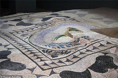 Sửa nhà phát hiện kho báu khổng lồ 'ẩn mình' dưới lòng đất suốt 2.000 năm