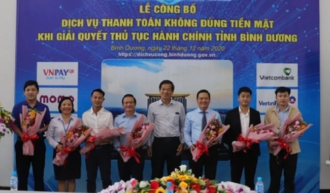 Giám đốc Sở TTTT tỉnh Bình Dương Lai Xuân Thành (thứ 4 từ phải qua) tặng hoa cho các đơn vị, doanh nghiệp. 