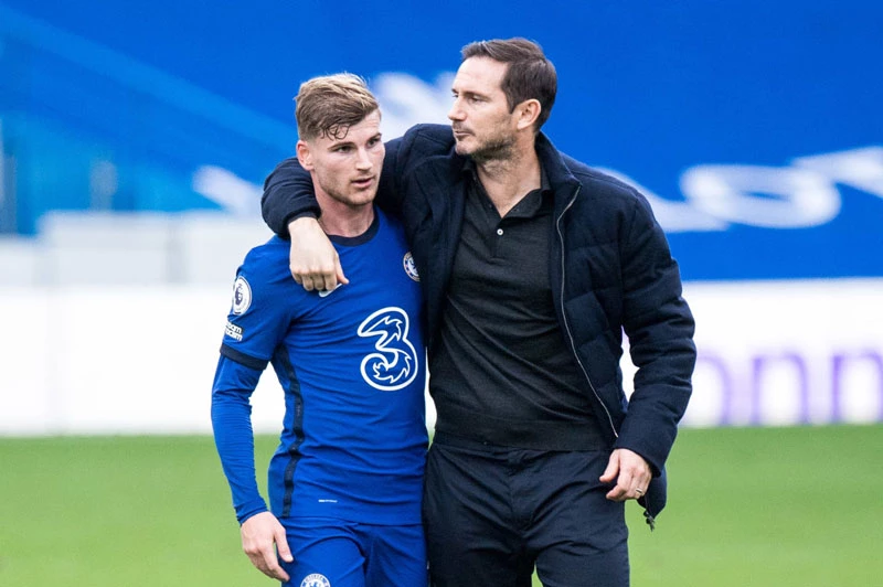 Werner và HLV Lampard.