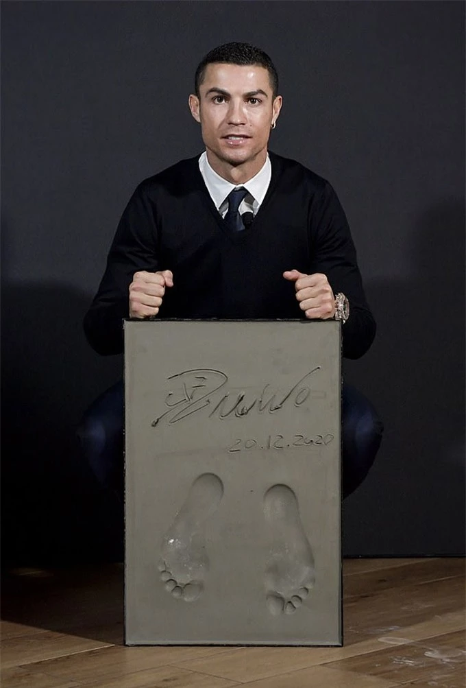 Ronaldo in bàn chân mình lên xi măng kèm chữ ký để lưu trữ