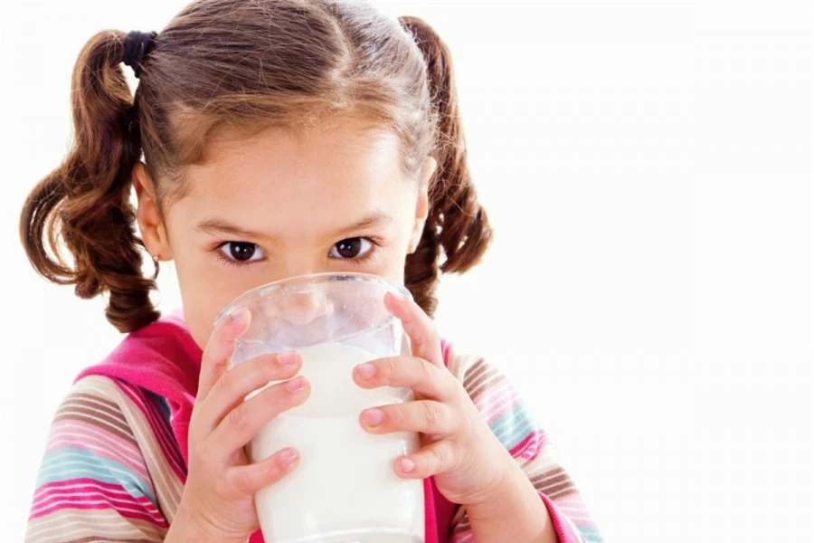 Cho bé uống sữa trước khi ngủ khoảng 1-2 giờ đồng hồ