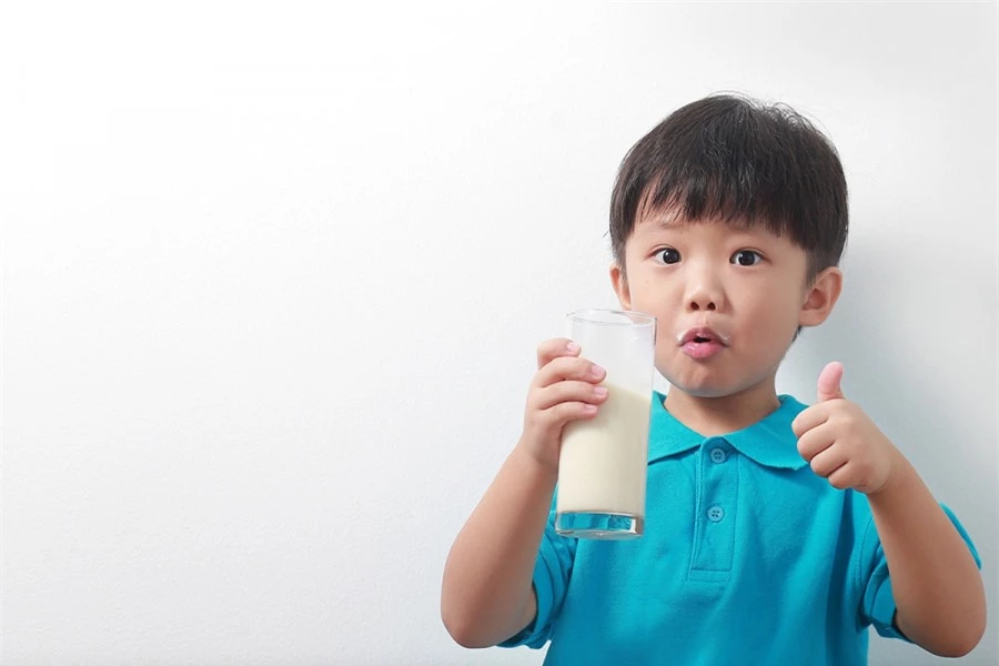 Cho bé uống sữa sau khi ăn sáng khoảng 1 giờ đồng hồ