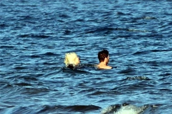 Cặp sao bơi ra chỗ nước sâu tắm biển. Theo Pagesix, nhiệt độ  ban ngày ở Hamptons hôm thứ hai là 6 độ.