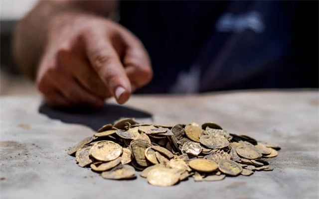 Vô tình đào được kho báu hơn 400 đồng tiền vàng từ 1.100 năm trước - 2