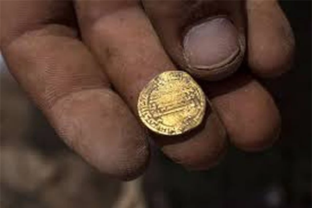 Vô tình đào được kho báu hơn 400 đồng tiền vàng từ 1.100 năm trước - 3