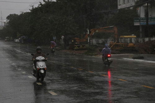 Áp thấp nhiệt đới gây mưa lớn diện rộng ở Trung Bộ và Nam Bộ