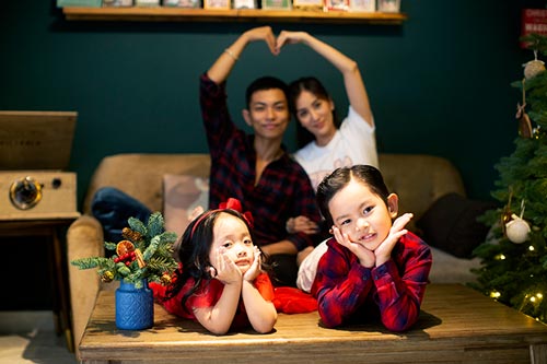 Khánh Thi - Phan Hiển tình tứ trước mặt con