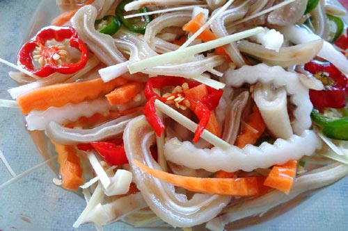 Tai heo luộc xong đem ngâm trong thứ nước này ăn giòn ngon sần sật, cả nhà thích mê