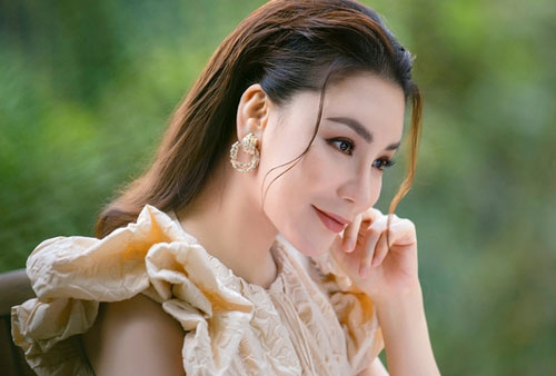 Hồ Quỳnh Hương khoe nhan sắc tuổi 41