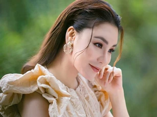 Hồ Quỳnh Hương khoe nhan sắc tuổi 41