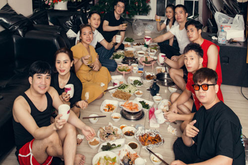 Quang Hà mặc quần đùi, áo ba lỗ tiếp bạn bè