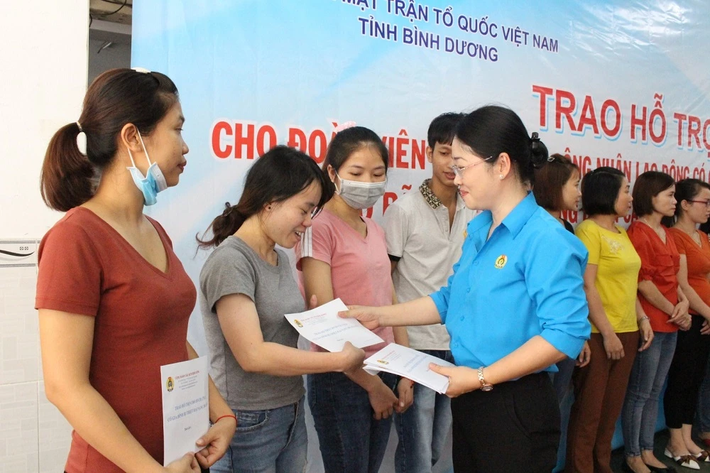 Bà Nguyễn Kim Loan, Chủ tịch Liên đoàn Lao động tỉnh Bình Dương trao quà cho công nhân lao động. (Ảnh: Báo Bình Dương)