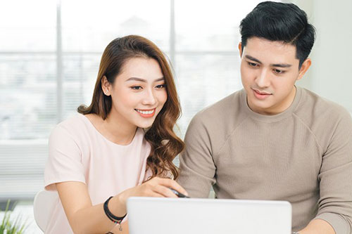 Cả nhà đang ngồi xem tivi, bất ngờ cháu gái hốt hoảng ghé vào tai tôi thì thầm một câu làm tôi đỏ mặt