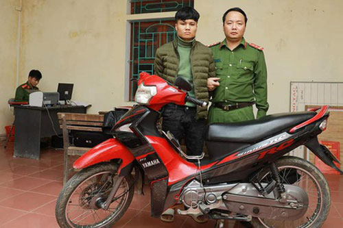 Dùng cuốc bổ đầu bạn tù vì bị nhắc nhở trong lúc cải tạo