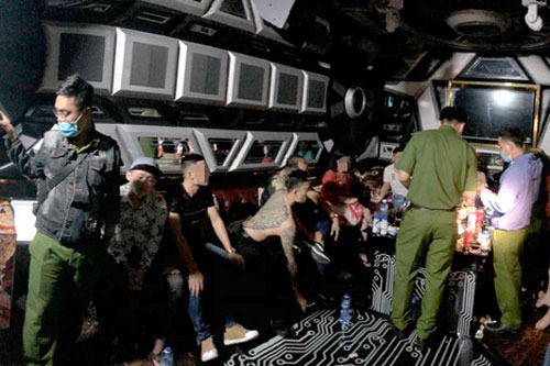 TPHCM: Hơn 20 người phê ma túy trong quán karaoke