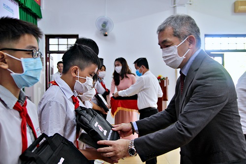 Ajinomoto trao học bổng "Cho em đến trường" cho học sinh Đồng Nai