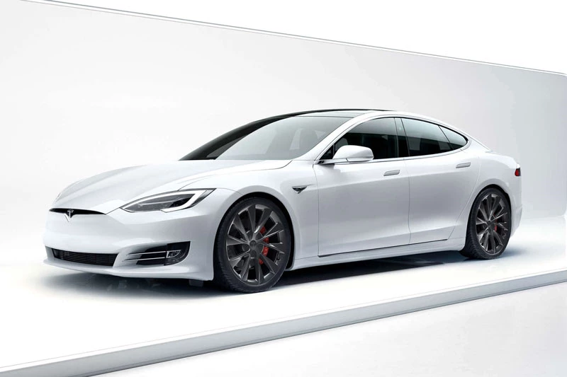2. Tesla Model S 2020 (giá khởi điểm của phiên bản AWD: 69.420 USD, điểm tổng thể: 9/10).