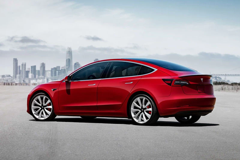 3. Tesla Model 3 2020 (giá khởi điểm của phiên bản AWD: 46.990 USD, điểm tổng thể: 8,8/10).