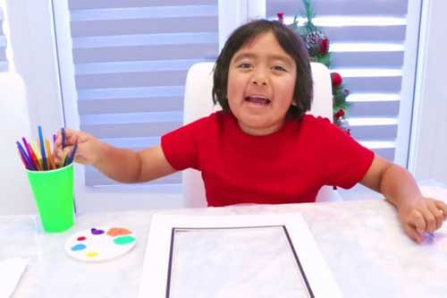 Ai là YouTuber kiếm tiền nhiều nhất thế giới năm 2020?