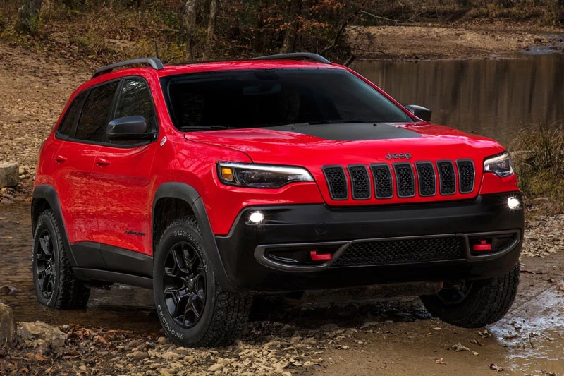 4. Jeep Cherokee 2020 (giá khởi điểm của phiên bản hệ dẫn động 4 bánh: 27.340 USD).