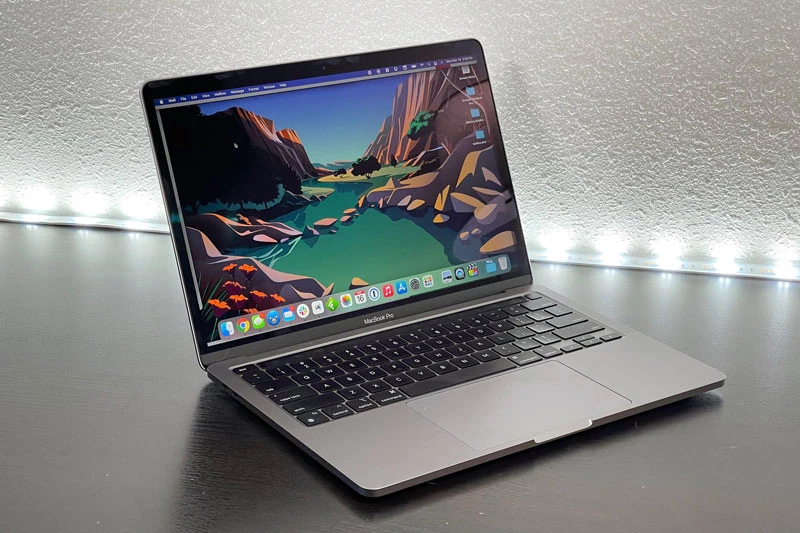 4. MacBook Pro 13 inch 2020 chip Apple M1 (thời lượng pin: 16 giờ 32 phút).