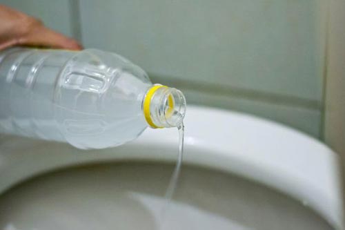 Đem giấm trắng đổ vào bồn cầu và để qua đêm, mẹo hay mà người lười chắc chắn sẽ thích