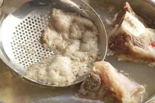 Bọt nổi khi nấu thịt là bẩn? Lúc nào cần hớt bỏ, loại nào phải giữ để không mất chất?