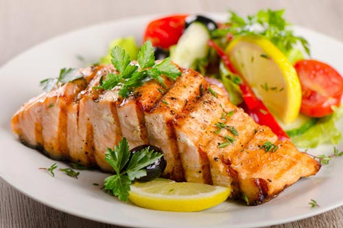 Sai lầm khi mẹ cho bé ăn cá hồi khiên mất sạch dinh dưỡng, dễ gây bệnh cho con