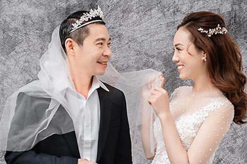 Công Lý đội vương miện trong ảnh cưới