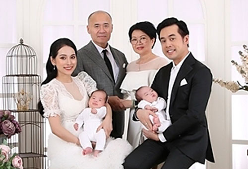 Bố mẹ Dương Khắc Linh về Việt Nam thăm cháu