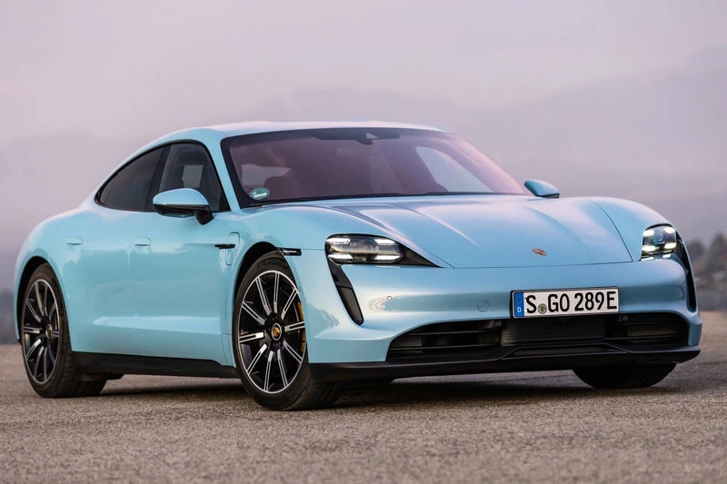 8. Porsche Taycan 2020 (giá khởi điểm của phiên bản AWD: 103.800 USD, điểm tổng thể: 8,6/10).