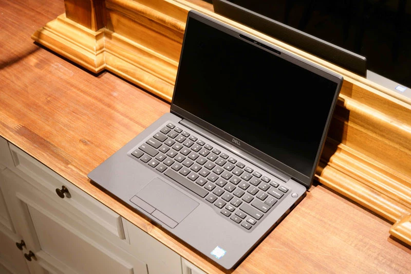 8. Dell Latitude 7400 (thời lượng pin: 13 giờ 23 phút).