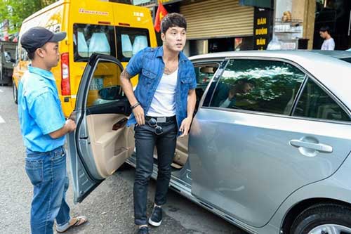 Ưng Hoàng Phúc: Tôi đi diễn về, tiền chất đầy trong bao tải, phải đổ ra sàn để đếm