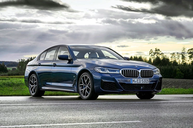 9. BMW 5 Series 2020 (giá khởi điểm của phiên bản AWD: 56.200 USD, điểm tổng thể: 8,6/10).