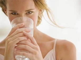 Thói quen nguy hiểm có thể làm hỏng thận bạn cần biết