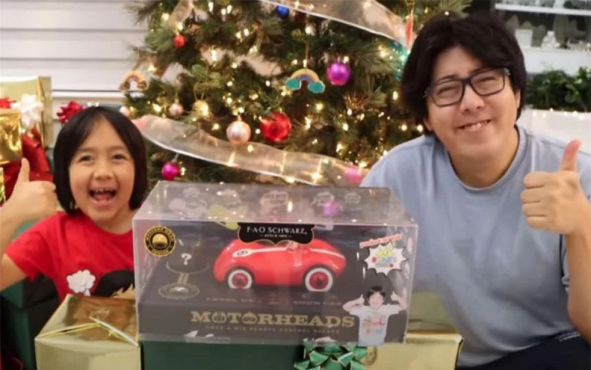 Cậu bé Ryan Kaji (người bên trái) trong một video về "đập hộp" sản phẩm mới. (Ảnh: RYAN'S WORLD/YOUTUBE)