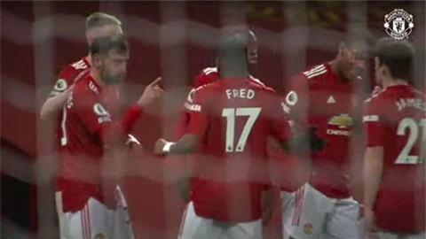 Bruno Fernandes 'chỉnh đốn' Daniel James ở trận M.U vs Leeds United