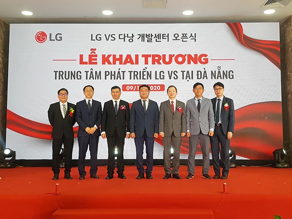 Phó Chủ tịch UBND TP Đà Nẵng Hồ Kỳ Minh (thứ 3 từ bên trái sang) tại Lễ khai trương Trung tâm Nghiên cứu Phát triển giải pháp về linh kiện xe hơi tại Đà Nẵng của  LG Electronics Việt Nam (thuộc Tập đoàn LG - Hàn Quốc)
