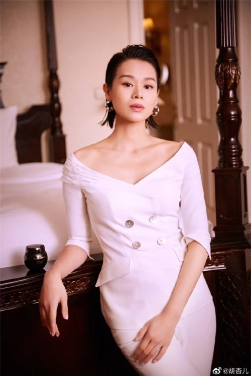 Hồ Hạnh Nhi là diễn viên nổi tiếng Hong Kong, được khán giả mến mộ qua nhiều phim điện ảnh, truyền hình như Bao la vùng trời 2, Tòa án lương tâm, Năm ấy hoa nở trăng vừa tròn... Cô kết hôn với doanh nhân Philip Lee năm 2015, cuộc sống hôn nhân rất hạnh phúc.