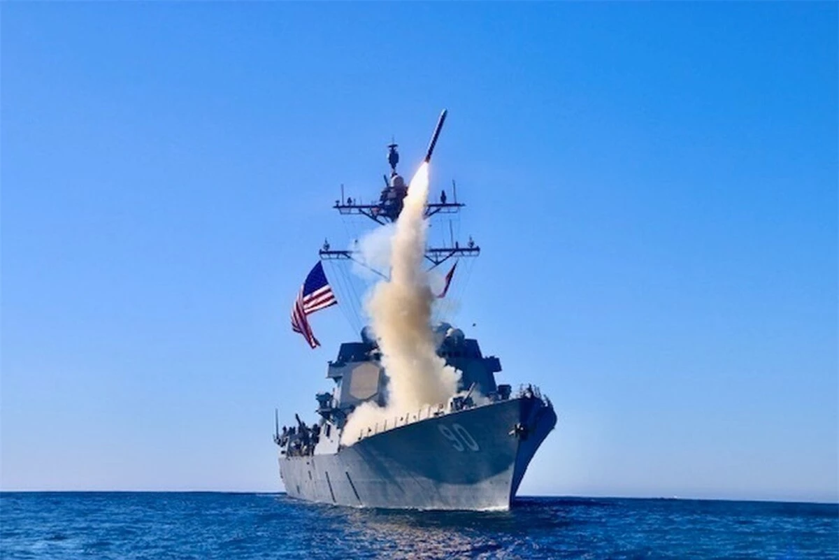 Tàu khu trục USS Chafee phóng tên lửa Block V Tomahawk. Ảnh: Defense News.