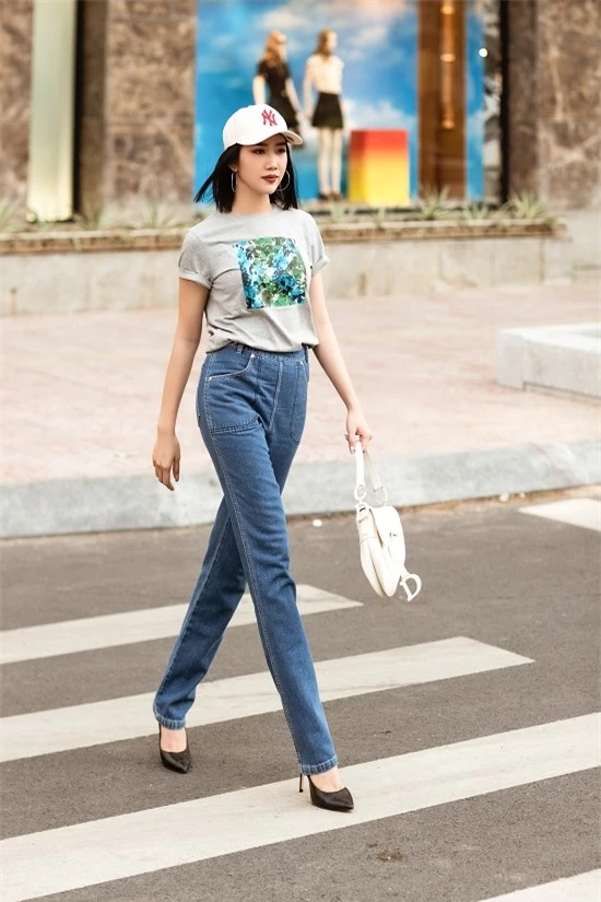 Quần jeans ôm tôn lên đôi dài của Thuý Ngân.