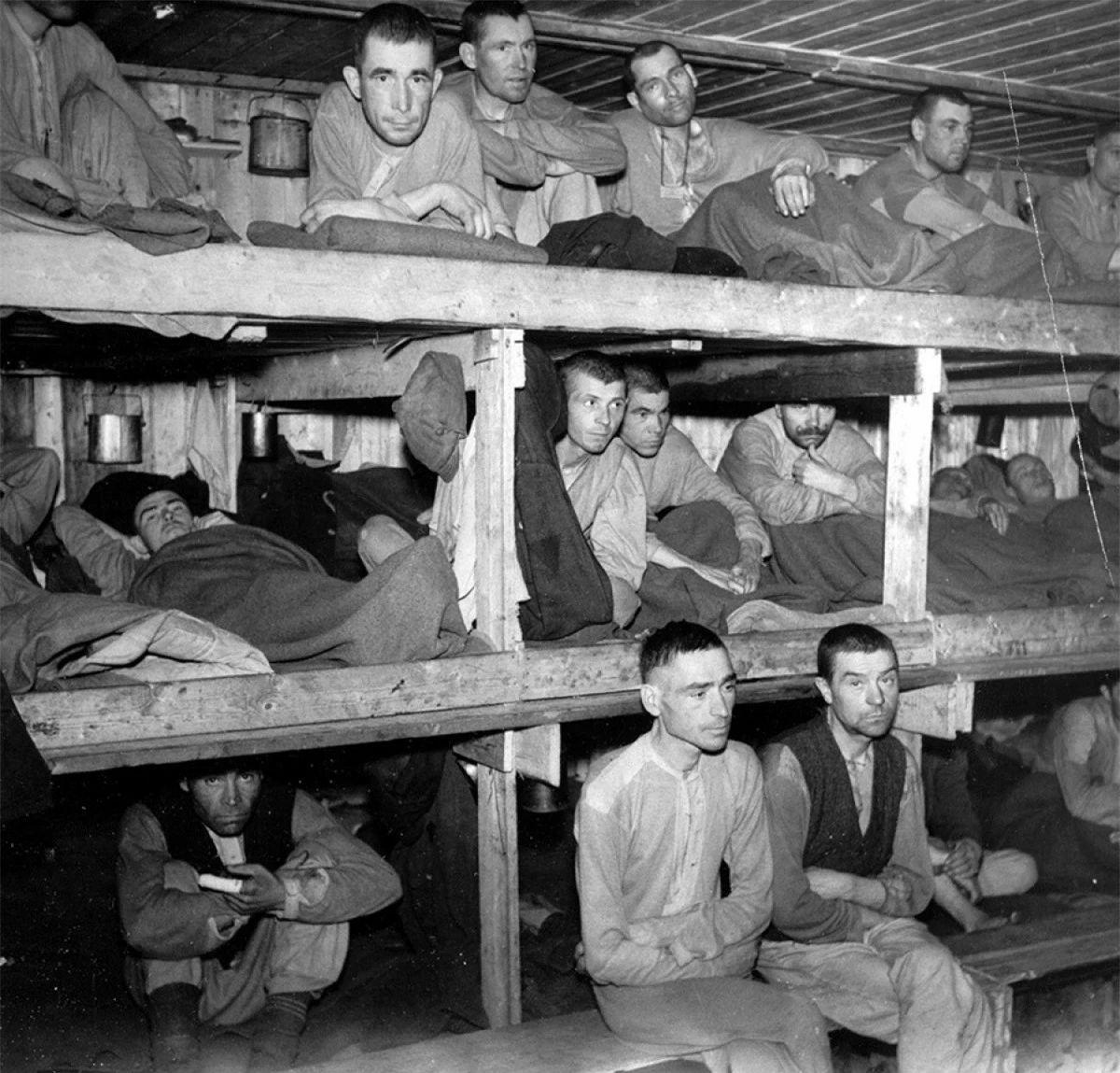 Các tù binh Liên Xô ở trại Bjørnelva, Na Uy thời Thế chiến 2. Ảnh: Tàng thư Quốc gia Na Uy.