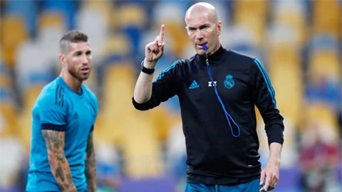 Sau nhiều biến cố, HLV Zidane (phải) đang hạn chế xoay tua đội hình Real