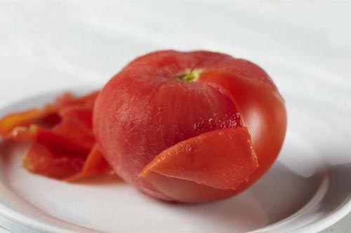 Không cần dùng nước sôi để lột vỏ cà chua, học chiêu này 10 giây là bóc xong vỏ