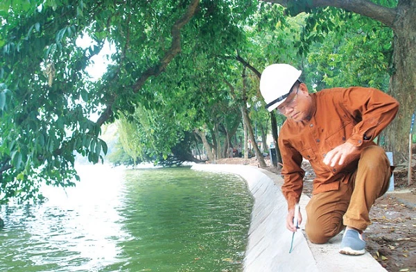 Hoàng Đức Thảo - Tổng giám đốc Busadco, kiểm tra công trình kè Bờ hồ Hoàn Kiếm.