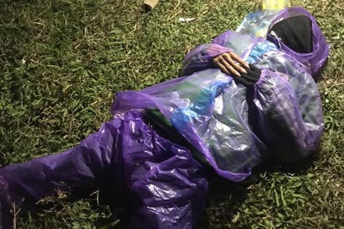 Người đàn ông mặc áo mưa, trùm kín mít nằm bên vệ đường, sự thật phía sau khiến mọi người té ngửa