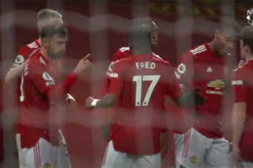 Bruno Fernandes 'chỉnh đốn' Daniel James ngay trong lúc ăn mừng