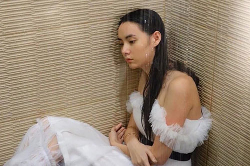 Nhớ mẹ nên cưới xong liền trở về nhà chơi trong chốc lát, chẳng ngờ khi quay về liền bị nhà chồng sỉ vả không thương tiếc