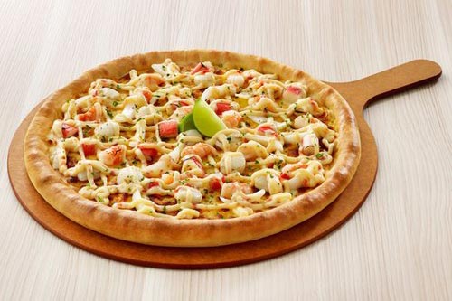 Mẹ tự tay làm bánh pizza hải sản ở nhà, ai cũng mê tít